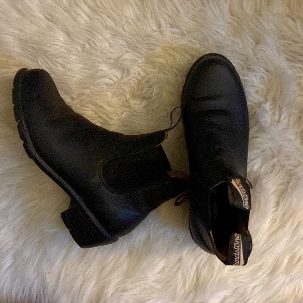 Blundstones Heeled Chelsea boot. Size 7 (US 10)